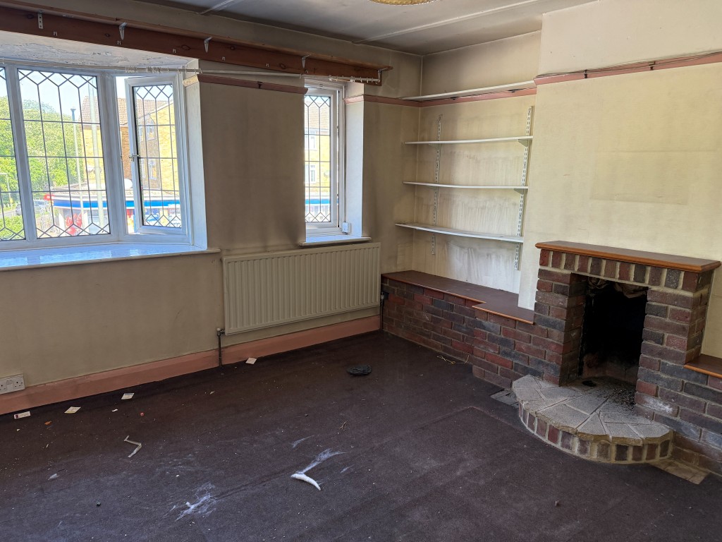 Lot: 133 - MAISONETTE IN NEED OF UPDATING WITH POTENTIAL TO SUB-DIVIDE - Living Room